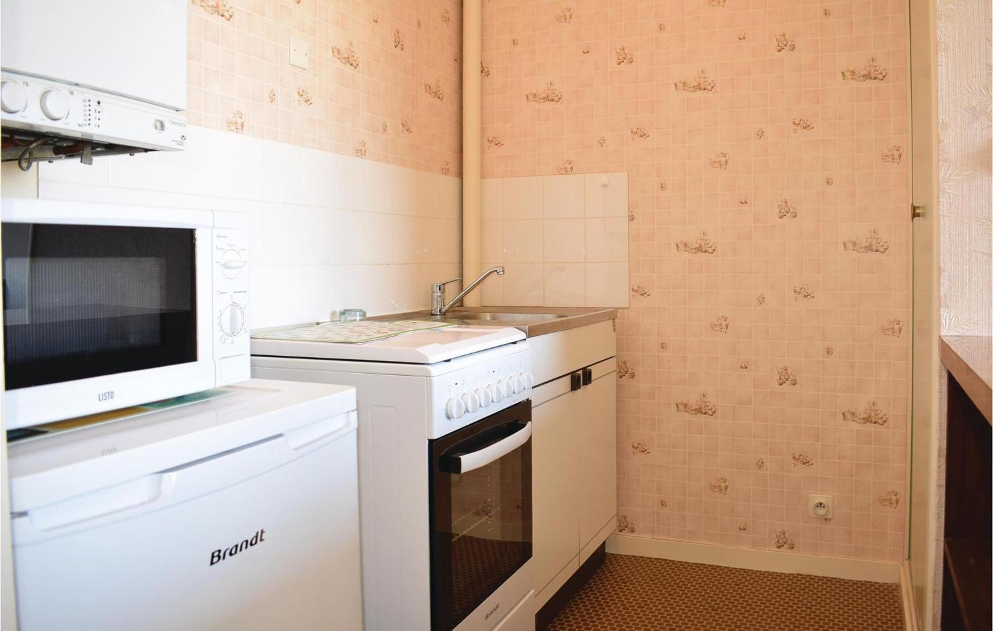 1 Bedroom Nice Apartment In Grandcamp Maisy Екстер'єр фото