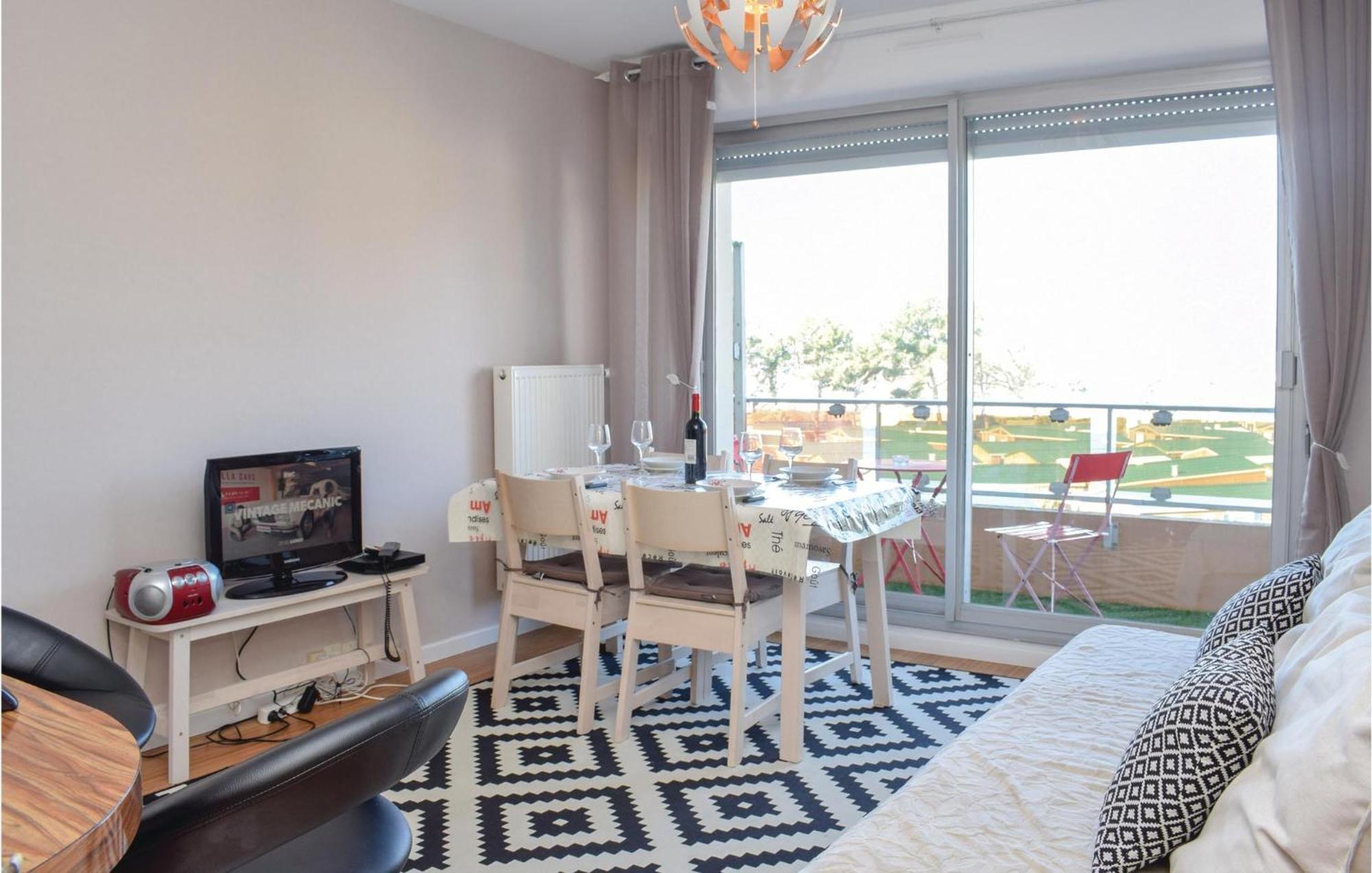 1 Bedroom Nice Apartment In Grandcamp Maisy Екстер'єр фото
