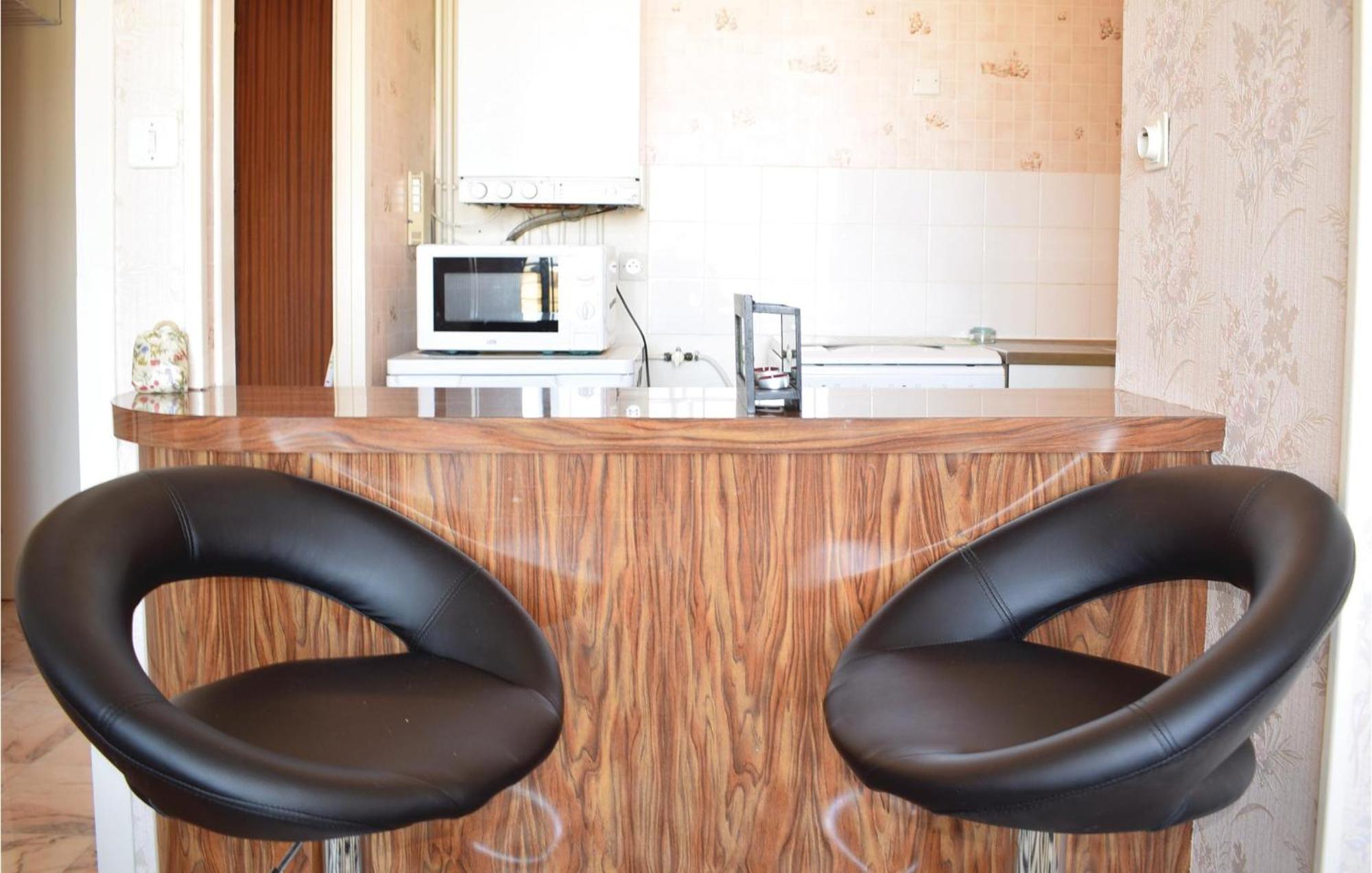 1 Bedroom Nice Apartment In Grandcamp Maisy Екстер'єр фото